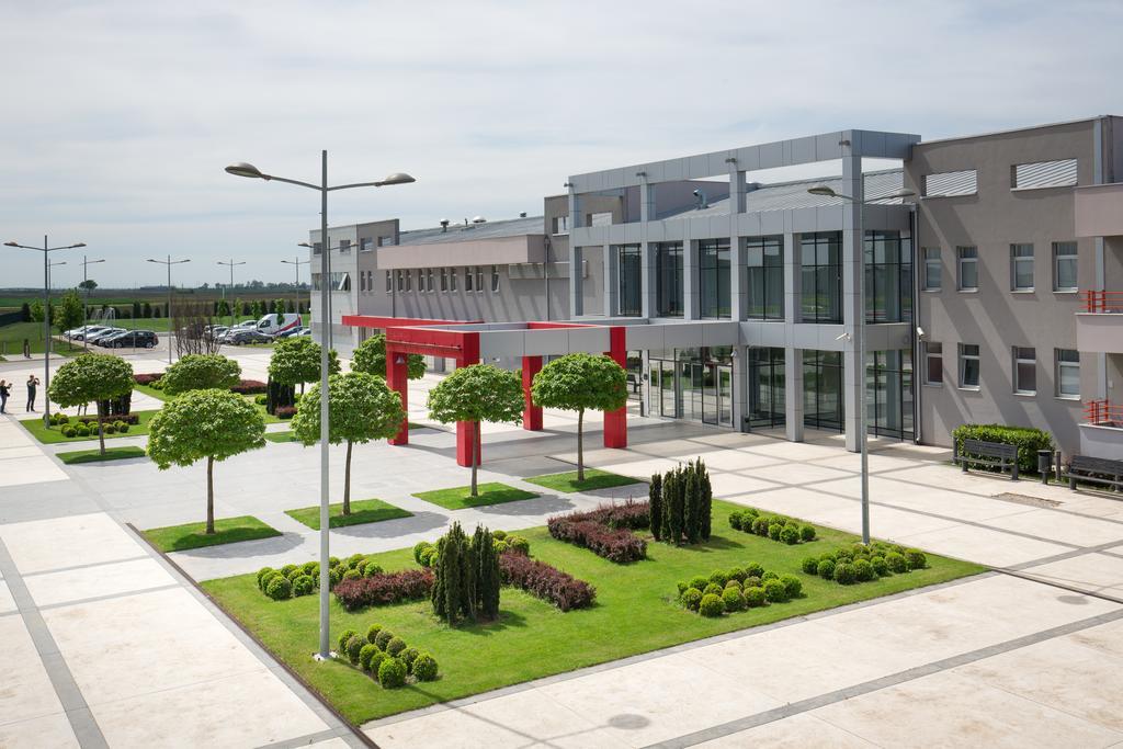 Hotel Srbija Lux Stara Pazova Buitenkant foto